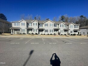 2044 Wiggins Village Dr in Youngsville, NC - Foto de edificio - Building Photo