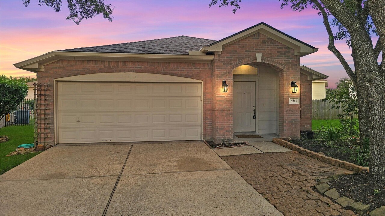 6310 Macquarie Dr in Katy, TX - Building Photo