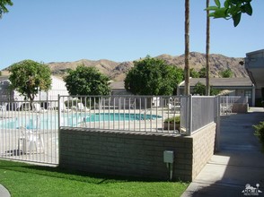 Smoke Tree Apartments in Palm Springs, CA - Building Photo - Building Photo