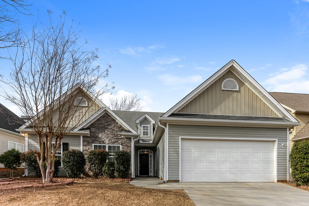 214 Village Park Dr in Newnan, GA - Building Photo