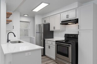 Courtside Apartments in Portland, OR - Building Photo