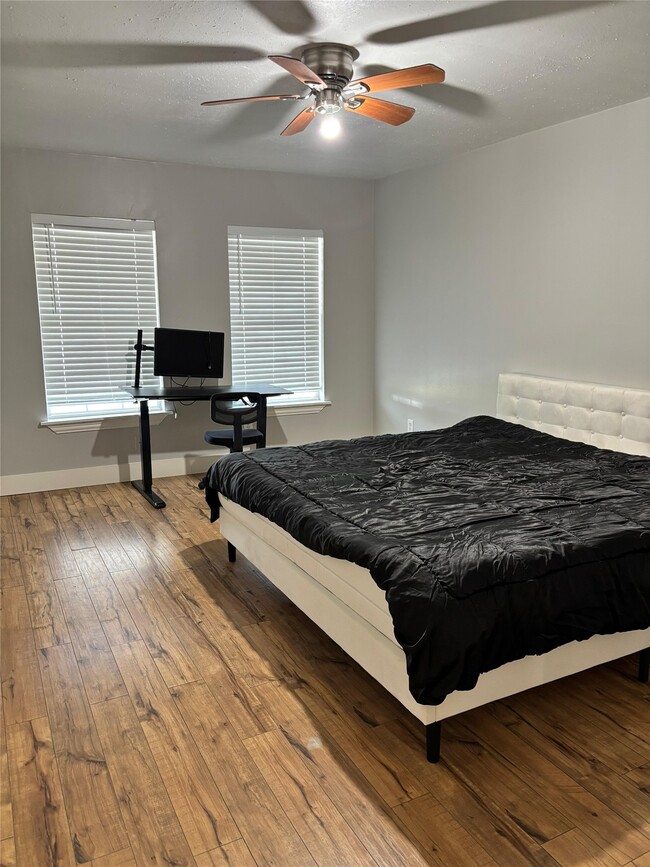 8137 Wetherby Ln in Houston, TX - Building Photo - Building Photo