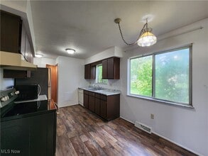 2407 Hillcrest Dr in Stow, OH - Building Photo - Building Photo