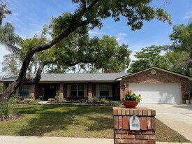 305 W Sweetwater Creek Dr in Longwood, FL - Building Photo