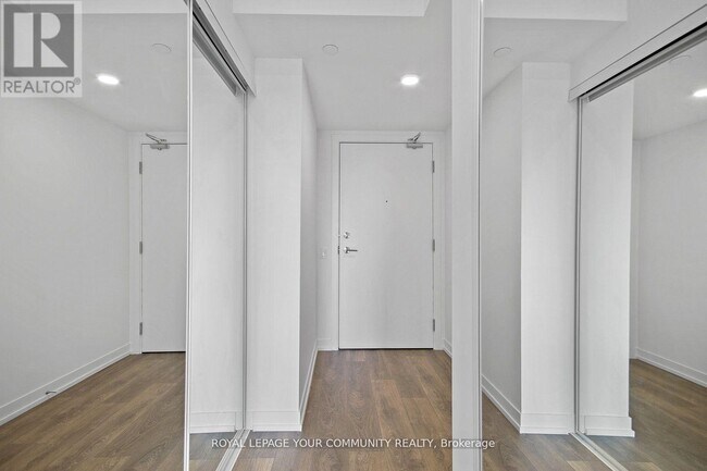 82-2282 Dalhousie St in Toronto, ON - Building Photo - Building Photo