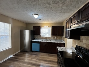 6635 Meadow Green Cir in Norcross, GA - Foto de edificio - Building Photo