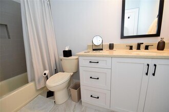 1631 Starling Dr, Unit 204 in Sarasota, FL - Building Photo - Building Photo