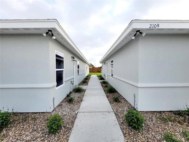 2109 Davenport St, Unit 3 in Weslaco, TX - Foto de edificio - Building Photo