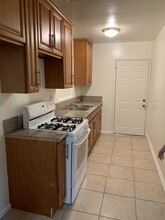 223 E Burbank Blvd, Unit 201 in Burbank, CA - Building Photo - Building Photo