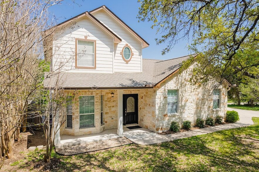 2400 Eagle Point, Unit 0506 in Lakeway, TX - Building Photo