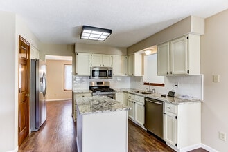 221 Muladore Dr in Powell, OH - Building Photo - Building Photo