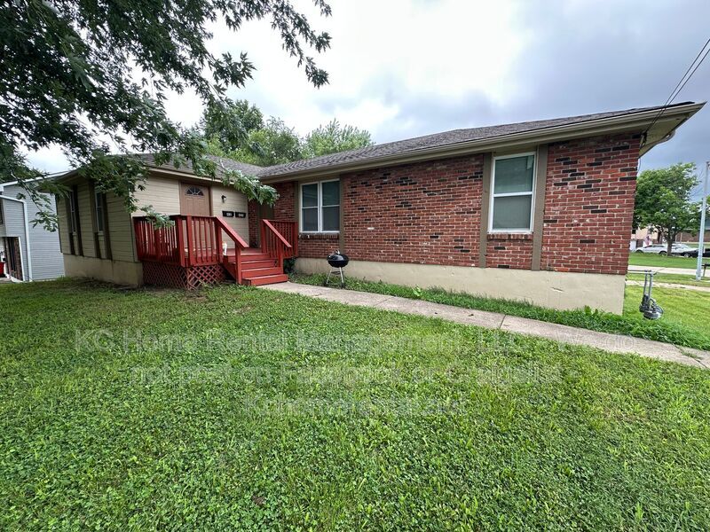 420 N Jennings Rd in Independence, MO - Building Photo