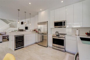 1529 Yellowheart Way in Hollywood, FL - Building Photo