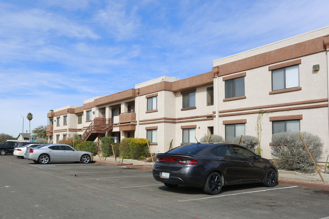 2485 N Alvernon Way in Tucson, AZ - Building Photo