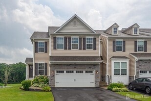 601 Charleston Dr in Monroe Township, NJ - Building Photo