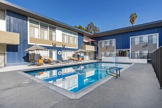 1253 Havenhurst Drive in West Hollywood, CA - Foto de edificio - Building Photo