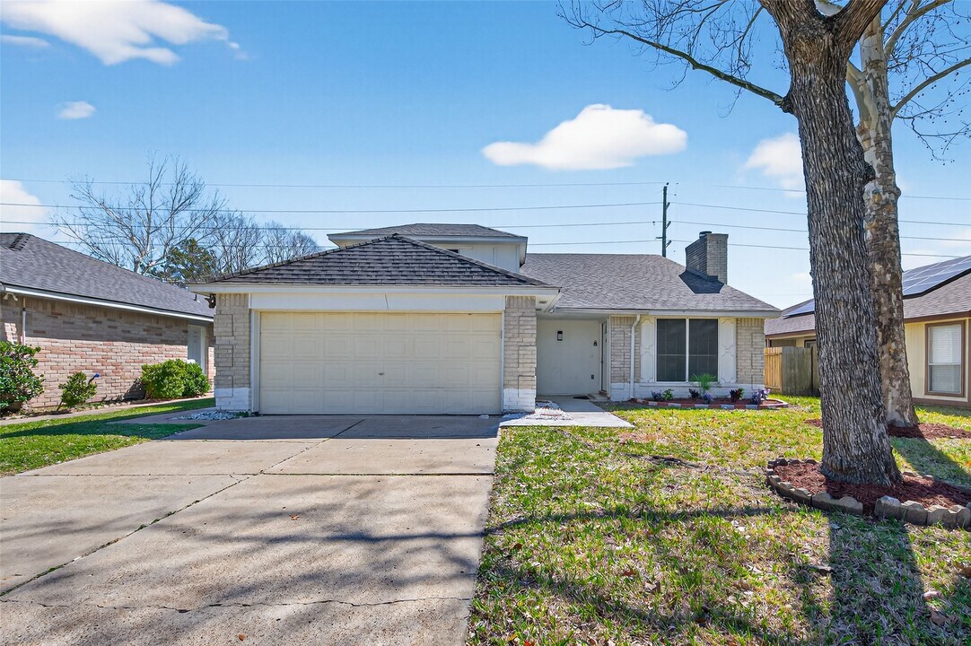 10726 Village Trail Dr in Houston, TX - Building Photo