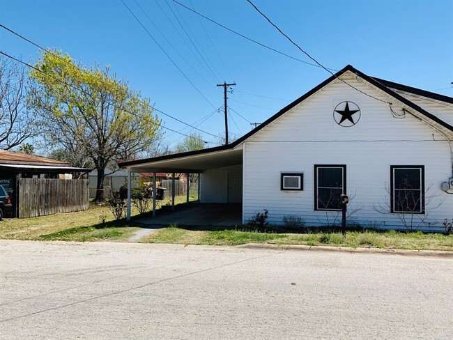 property at 106 N Oak Ave