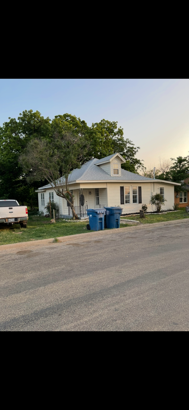 105 W 1st St in Keene, TX - Building Photo - Building Photo