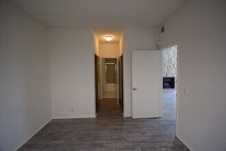 11315 Moorpark St, Unit 204 in Los Angeles, CA - Foto de edificio - Building Photo