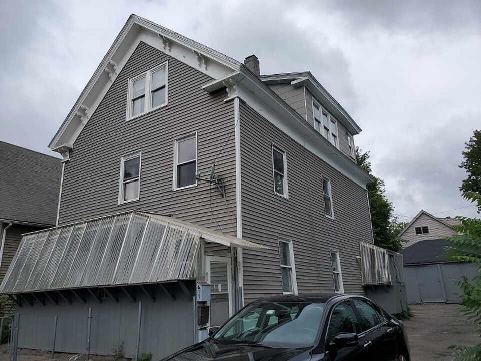 611 Cambridge St in Worcester, MA - Building Photo