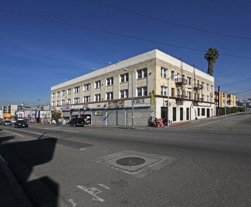 694 S Burlington Ave in Los Angeles, CA - Foto de edificio