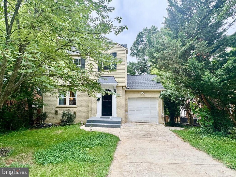 6017 Inwood St in Cheverly, MD - Building Photo