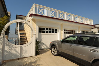 227 Carnation Ave in Corona Del Mar, CA - Foto de edificio - Building Photo