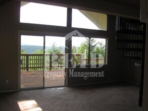 671 E Creekside Dr in Belfair, WA - Building Photo - Building Photo
