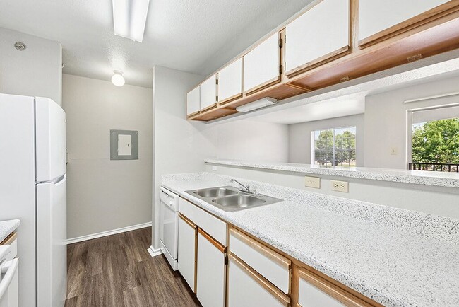 Valley Trails Apartments in Irving, TX - Foto de edificio - Building Photo