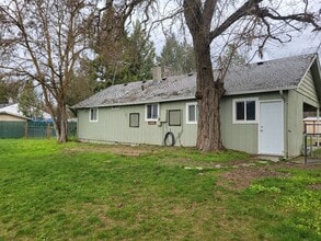 276 Perrydale Ave in Medford, OR - Building Photo - Building Photo