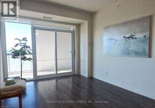 2087 Fairview St in Burlington, ON - Building Photo - Building Photo