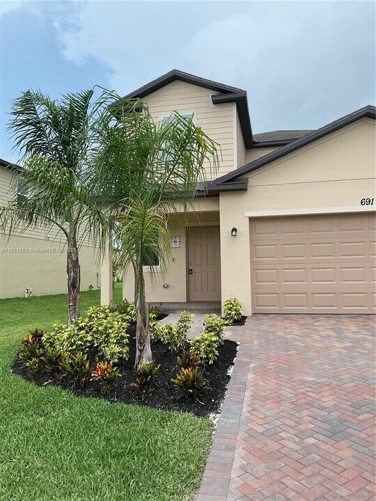 691 Carlyle Wy in Fort Pierce, FL - Building Photo