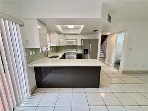 11821 SW 80th St in Kendall, FL - Building Photo - Building Photo