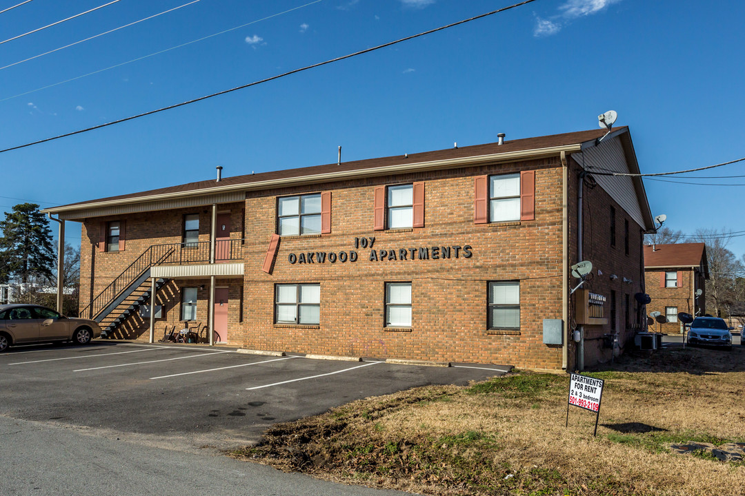 Oakwood Apartments in Bryant, AR - Foto de edificio