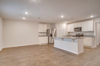 7408 Oak Lake Blvd in Bellview, FL - Building Photo - Building Photo