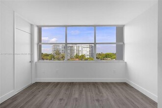 1300 NE Miami Gardens Dr, Unit 517E in Miami, FL - Foto de edificio - Building Photo