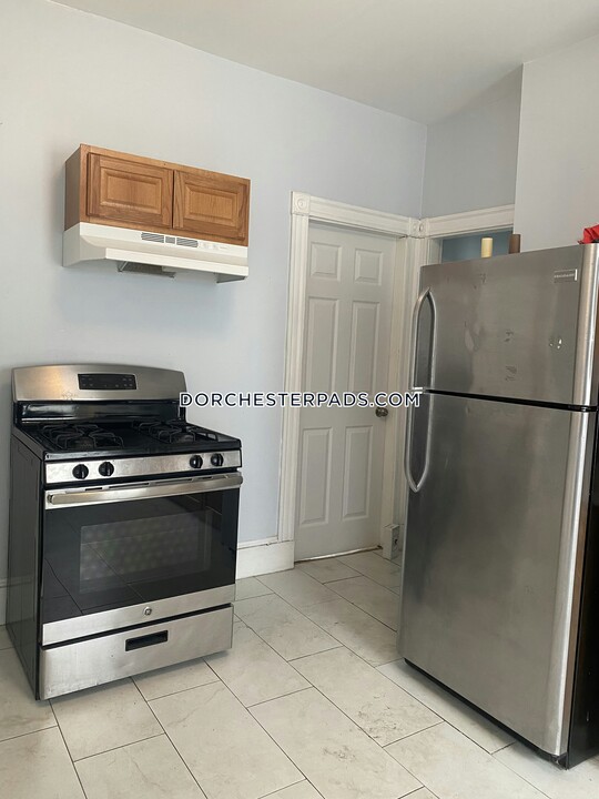 61 Crescent Ave in Boston, MA - Building Photo