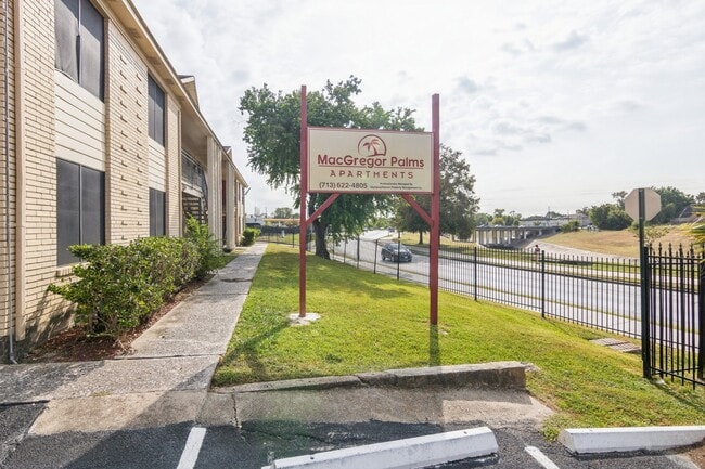 3641 N MacGregor Way