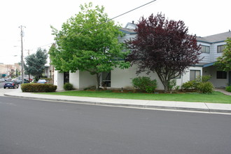 400 Laurel St in San Carlos, CA - Foto de edificio - Building Photo