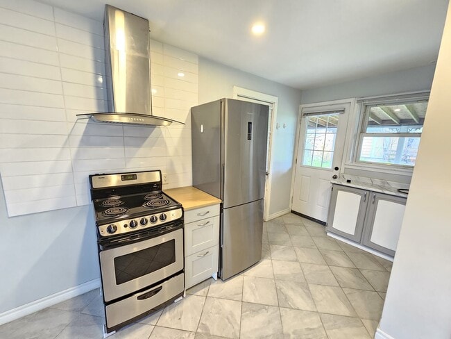 99 Golden Blvd W in Welland, ON - Building Photo - Building Photo