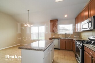 4814 Emerald Bay Cir in Baytown, TX - Foto de edificio - Building Photo