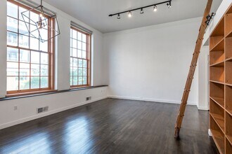 2043 Random Rd in Cleveland, OH - Foto de edificio - Building Photo