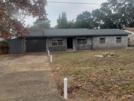 21 11th St in Shalimar, FL - Building Photo