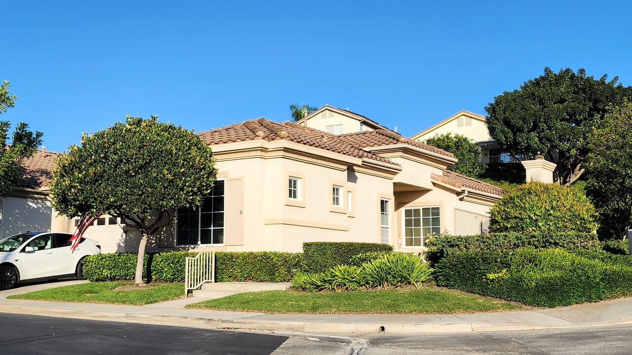 21416 Carabela in Mission Viejo, CA - Building Photo