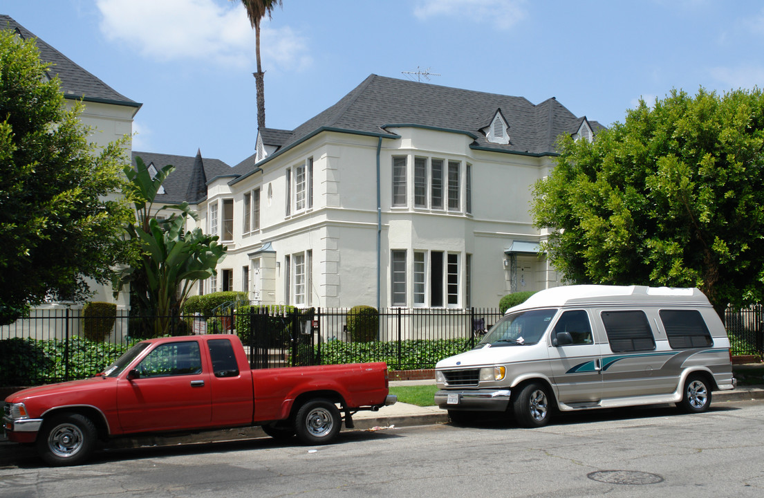 825 S Serrano Ave in Los Angeles, CA - Foto de edificio