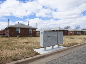 813 S Mission Rd in Wichita, KS - Foto de edificio - Building Photo