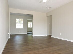 11927 Hoblitzelle Dr in Dallas, TX - Building Photo - Building Photo