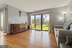 15 B E Daisy Ln in Mount Laurel, NJ - Building Photo