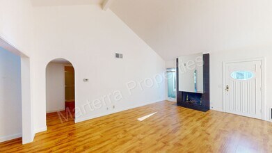 23 Woodpine Dr in Irvine, CA - Building Photo - Building Photo